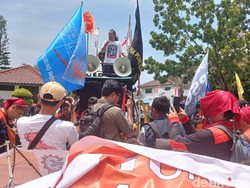 Buruh Demo di Batam Minta Upah Naik 15%-Hapus Omnibus Law