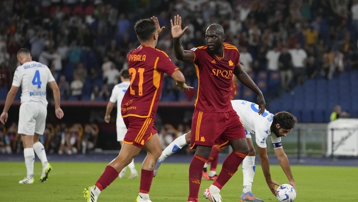 Romas Romelu Lukaku, right, and Romas Paulo Dybala celebrate after Renato Sanches scored their sides second goal during a Serie A soccer match between Roma and Empoli, at Romes Olympic stadium, Sunday, Sept. 17, 2023. (AP Photo/Alessandra Tarantino)
