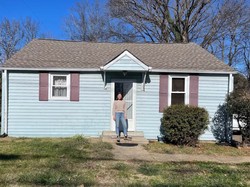 Beruntung Banget! Wanita Ini Berhasil Punya Rumah Barter dengan Jepit Rambut