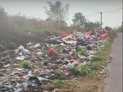 Jorok! Sampah Dibuang Sembarangan di Tepi Jalan Tanah Merah Depok