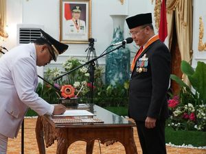 Sekda Arif Gunadi Dilantik Jadi Pj Wali Kota Bengkulu Sekda Arif Gunadi Dilantik Jadi Pj Wali Kota Bengkulu