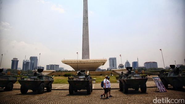 Potret Seratusan Alutsista TNI Mejeng di Monas
