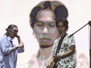 Eross Candra Kabarkan Gitar Riko Mocca Hilang Dicuri Eross Candra Kabarkan Gitar Riko Mocca Hilang Dicuri
