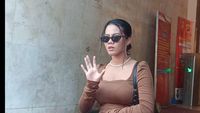Gaya Siskaeee Berkaca Mata Hitam Usai Diperiksa Polisi Terkait Film Porno