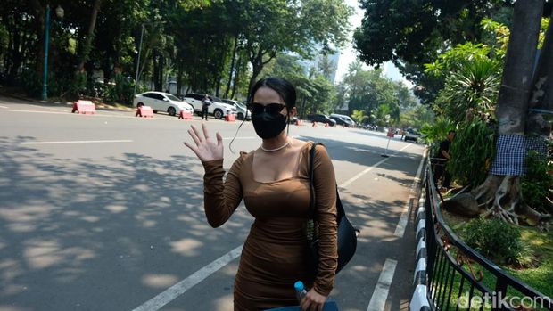Siskaeee memenuhi panggilan polisi terkait kasus film porno di Jaksel.