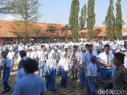 Segel Gedung SMKN 1 Kalianget Dibuka, Siswa Senang Bisa Masuk Sekolah Lagi
