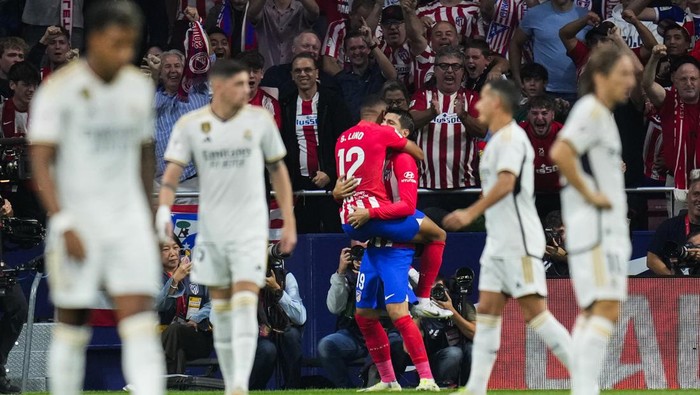 Atletico Madrids Alvaro Morata, right, celebrates with teammate Samuel Lino after scoring the opening goal during the Spanish La Liga soccer match between Atletico Madrid and Real Madrid at Metropolitan stadium in Madrid, Sunday, Sept. 24, 2023. (AP Photo/Manu Fernandez)