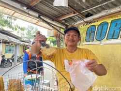 Cerita Sukarto Seperempat Abad Berjualan Gorengan di Bandung