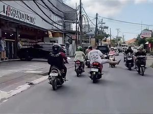 Bule di Bali Viral Lagi, Naik Motor Ugal-ugalan Sambil Bentangkan Kaki