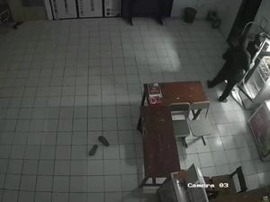 Aksi Pencuri Santai Tenggak Minuman Sambil Curi Komputer Sekolah