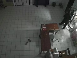 Aksi Pencuri Santai Tenggak Minuman Sambil Curi Komputer Sekolah
