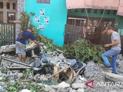 Tembok Bekas Pabrik di Jaktim Ambruk Timpa 3 Rumah dan 4 Motor