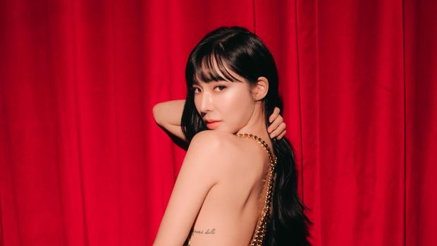 Tiffany Young di Fashion Show Moschino Spring-Summer 2024