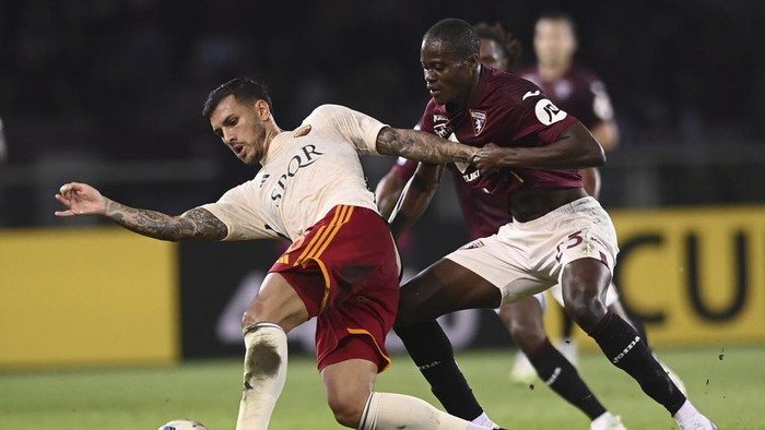 Romas Leandro Paredes, left, is challenged by Torinos Demba Seck during a Serie A soccer match between Torino and Roma , at the Turin Olympic stadium, Italy, Sunday, Sept. 24, 2023. (Fabio Ferrari/LaPresse via AP)
