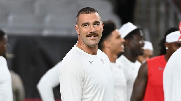 GLENDALE, ARIZONA - AUGUST 19: Travis Kelce #87 of the Kansas City Chiefs prepares for a preseason game against the Arizona Cardinals at State Farm Stadium on August 19, 2023 in Glendale, Arizona.   Norm Hall/Getty Images/AFP (Photo by Norm Hall / GETTY IMAGES NORTH AMERICA / Getty Images via AFP)