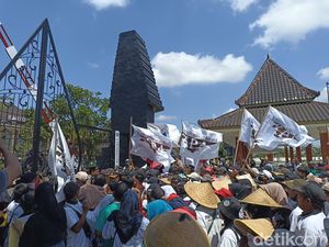 Ratusan Petani Geruduk Kantor Bupati Blitar Tuntut Penyelesaian Konflik Agraria Ratusan Petani Geruduk Kantor Bupati Blitar Tuntut Penyelesaian Konflik Agraria