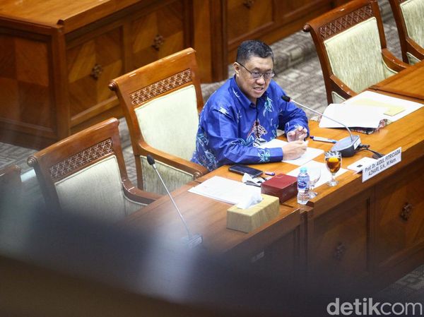 Giliran Aidul Fitriciada Azhari Jalani Uji Calon Hakim di DPR