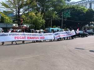 Sekelompok Massa Demo di Depan Gedung Mahkamah Agung