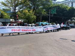 Sekelompok Massa Demo di Depan Gedung Mahkamah Agung