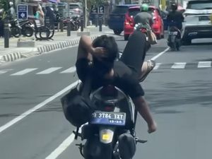 Di Luar Nurul Nggak Habis Fikri, Pemotor Vario Rebahan sambil Ngegas di Depok Di Luar Nurul Nggak Habis Fikri, Pemotor Vario Rebahan sambil Ngegas di Depok