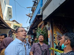 Walkot Eri Perbaiki 6 Rumah Imbas Kebakaran di Surabaya, 10 Hari Rampung