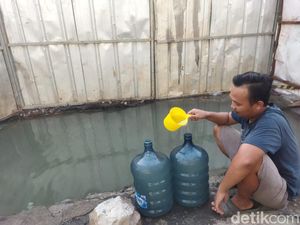Kesulitan Air, Warga Perumahan di Bekasi Ambil Air dari Kubangan Pipa PDAM Kesulitan Air, Warga Perumahan di Bekasi Ambil Air dari Kubangan Pipa PDAM