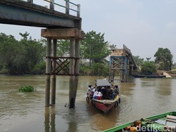 Jembatan Roboh, Warga Terpaksa Seberangi Sungai Pakai Perahu Ketek