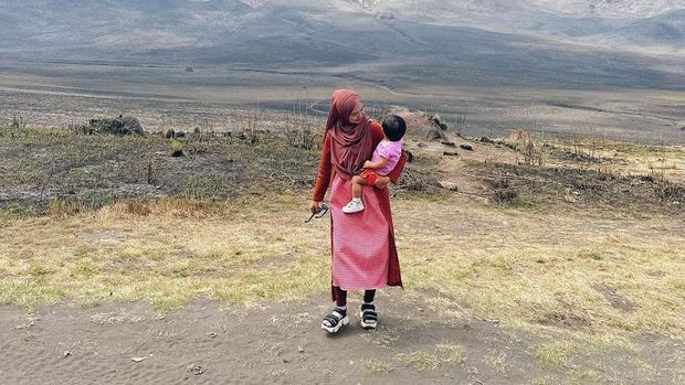 Ajak Moana, Ria Ricis Datangi Lokasi Kebakaran Gunung Bromo