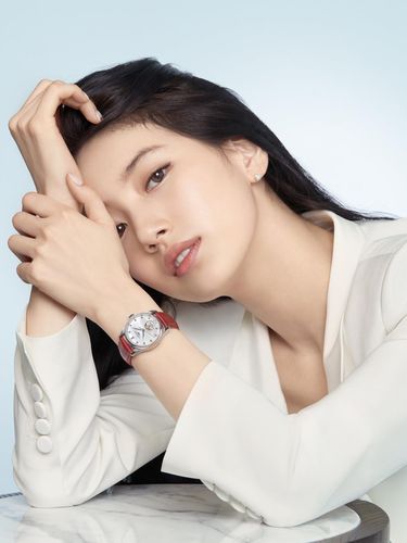 Bae Suzy sebagai brand ambassador Longines