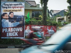 Baliho Prabowo-Erick Thohir Mejeng di Tengah Isu 2 Poros Baliho Prabowo-Erick Thohir Mejeng di Tengah Isu 2 Poros