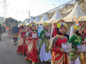 Zumba-Pawai Budaya, Intip Lagi Semarak Pesta Rakyat Simpedes di Gresik Zumba-Pawai Budaya, Intip Lagi Semarak Pesta Rakyat Simpedes di Gresik