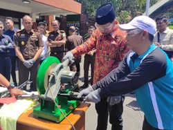 11 Senpi Rakitan Barang Bukti Pidana di Sidoarjo Dimusnahkan dengan Gerinda