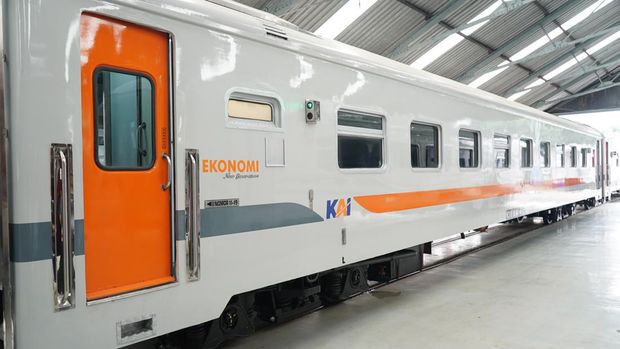 PT Kereta Api Indonesia (Persero) meluncurkan Kereta Ekonomi New Generation di Stasiun Pasarsenen, Selasa (26/9). Pada tahap awal, kereta ini dirangkaikan pada KA Jayabaya relasi Pasarsenen - Malang pp.
