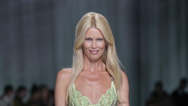 7 Potret Claudia Schiffer di Catwalk Versace, Memesona di Usia Setengah Abad