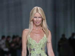 7 Potret Claudia Schiffer di Catwalk Versace, Memesona di Usia Setengah Abad 7 Potret Claudia Schiffer di Catwalk Versace, Memesona di Usia Setengah Abad