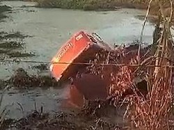 Ekskavator Nyemplung ke Embung Saat Cari Korban Tenggelam di Lampung