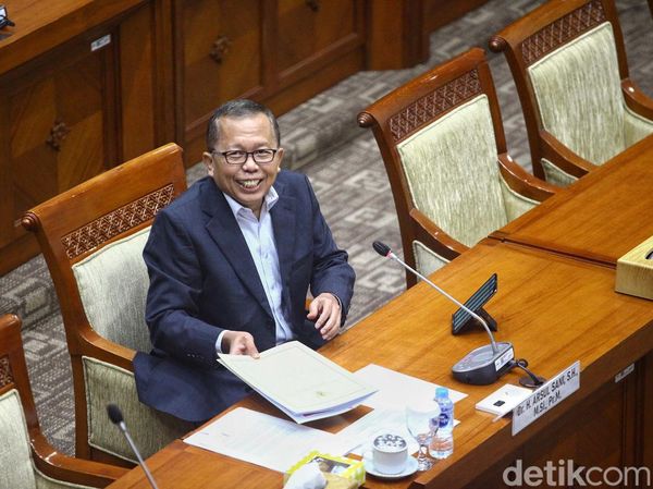 Ekspresi Arsul Sani Saat Uji Calon Hakim Konstitusi di Komisi III DPR