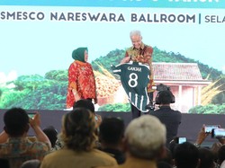 Ganjar Dapat Jersey MU Nomor 8 dari PAPDESI, Sebut Harus Kuat Mental