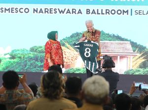 Ganjar Dapat Jersey MU Nomor 8 dari PAPDESI, Sebut Harus Kuat Mental Ganjar Dapat Jersey MU Nomor 8 dari PAPDESI, Sebut Harus Kuat Mental