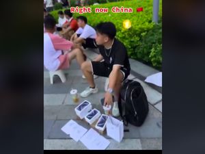 Viral iPhone 15 Banyak Dijual di Pinggir Jalan Viral iPhone 15 Banyak Dijual di Pinggir Jalan