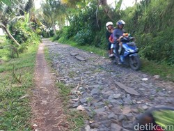 Rusak Parah, Jalan Menuju Polsek Klungkung Tak Kunjung Diperbaiki