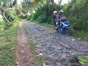 Rusak Parah, Jalan Menuju Polsek Klungkung Tak Kunjung Diperbaiki Rusak Parah, Jalan Menuju Polsek Klungkung Tak Kunjung Diperbaiki