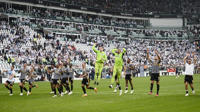 Soccer Football - Serie A - Juventus v Lazio - Allianz Stadium, Turin, Italy - September 16, 2023 Juventus players celebrate after the match REUTERS/Massimo Pinca