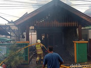 Kebakaran di Pondok Labu Jaksel, 13 Mobil Damkar Dikerahkan ke TKP