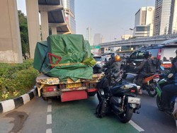 Tabrakan Truk Vs Motor di Jalan Gatsu Jaksel Arah Semanggi, Lalin Macet