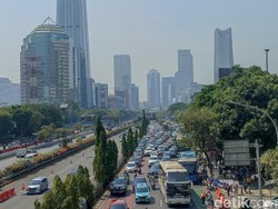 Banyak Taksi dan Ojol Ngetem, Lalin di Semanggi Macet Jelang Siang Ini