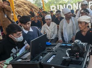 Momen Warga Suku Badui Antre Bikin e-KTP Momen Warga Suku Badui Antre Bikin e-KTP