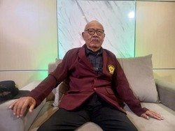 Salut! Kakek Berusia 80 Tahun di Bali Jalani Ujian Proposal Skripsi