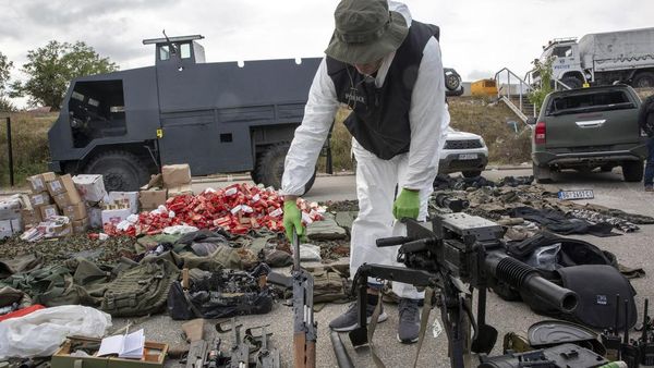 Makin Memanas, Polisi Kosovo Pamer Senjata Sitaan Milik Tentara Serbia