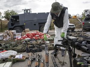 Makin Memanas, Polisi Kosovo Pamer Senjata Sitaan Milik Tentara Serbia